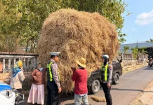 Satlantas Polresta Sumenep Tegur Sopir Pick Up Overload