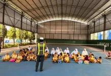 Polisi Sahabat Anak, Satlantas Sumenep Bagikan Tas dan Helm