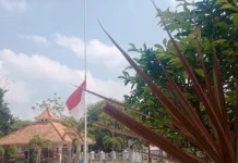 Warga Sumenep Dukung Pengibaran Bendera Setengah Tiang
