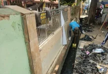 DLH Sumenep Bersihkan Selokan SDN Bangselok 2, Dorong Budaya Peduli Lingkungan