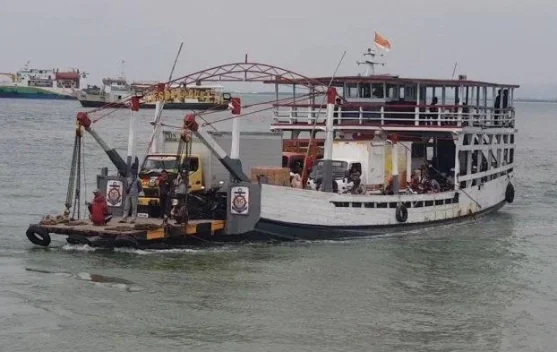 Ngabuburit Bersantai di Pelabuhan Kalianget