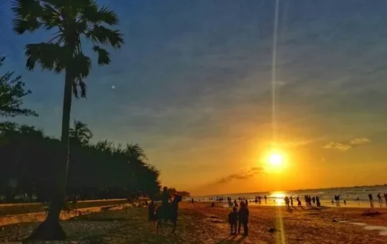 Ngabuburit di Pantai Selopeng