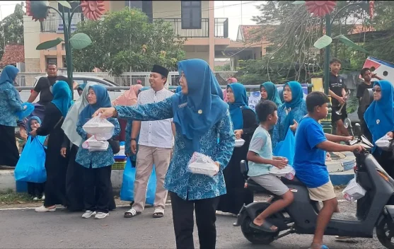 PKK Desa Pabian Bagi Takjil Diiringi Musik Daul