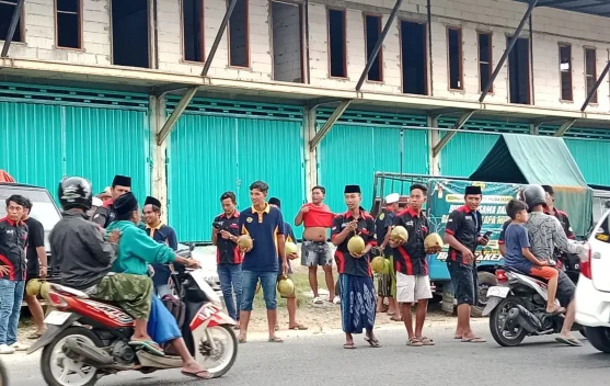 Belasan Pikap Kelapa Muda Gratis Diserbu Warga Sumenep