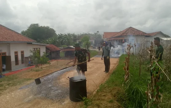 Satgas TMMD Kebut Pengaspalan Mandala Bersama Warga