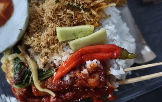 Nasi Campur Sate Bumbu Merah, Kuliner Lezat Menggugah Selera