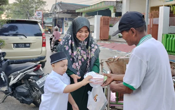 Ratusan Ta’jil Dibagikan Anak PAUD Suryalaya Sumenep