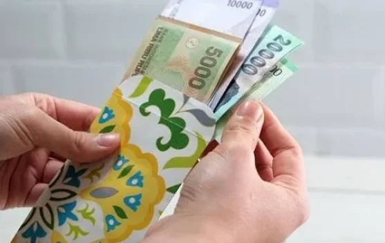 Tradisi Salam Tempel Menjadi Simbol Berbagi Kebahagiaan Masyarakat di Sumenep