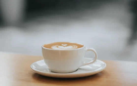 Ngopi, Scroll, Repeat: Potret Hari-Hari Kita Saat Ini