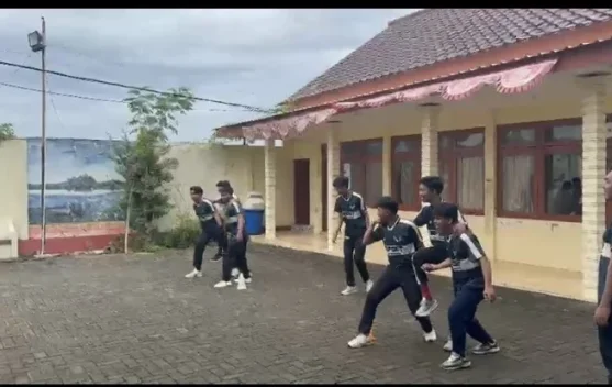 Mahasiswa PJKR UPI Sumenep Lestarikan Permainan Tradisional Kerapan Sapi