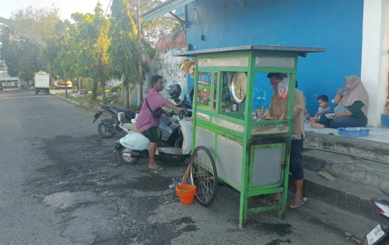 Pedagang Mie Ayam Kaki Lima Tetap Jadi Favorit Sumenep