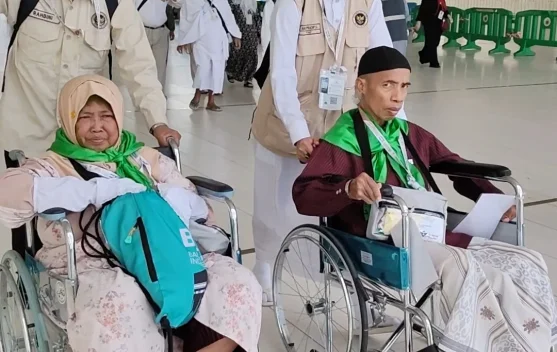 Jamaah Lansia Kloter SUB 77 Tuntaskan Thawaf Ifadah dengan Pendampingan Intensif