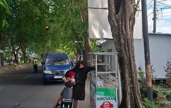 Kita Berbagi Sosial Sumenep Tebar Puluhan Nasi Bungkus