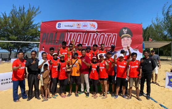 Kalahkan Unesa, Tim Voli Pantai Putri Sumenep Juara Piala Wali Kota