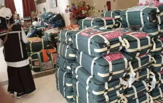 Pengambilan Koper dan Air Zamzam Jamaah Haji Sumenep Tunjukkan Paspor Asli