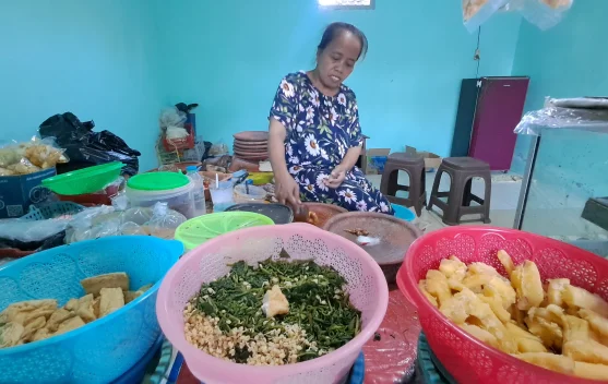 Rujak Legendaris Tomina Bertahan Tiga Dekade