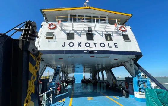 Nostalgia Kapal Feri Legendaris Masih Menyusuri Selat Madura