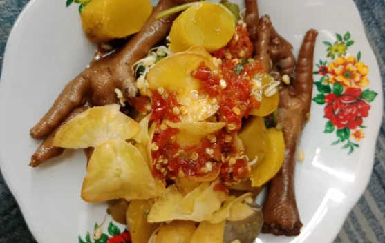 Menggugah Selera, Rujak Siwil Ceker Jadi Buruan Pencinta Pedas