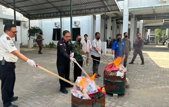 Kejari Sumenep Musnahkan Barang Bukti Perkara Berkekuatan Hukum Tetap