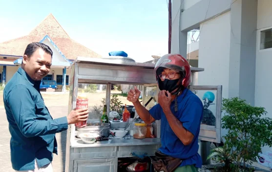 Tak Punya Toko, tapi Punya Ratusan Pelanggan: Cerita Bakso Keliling Pak Yahya