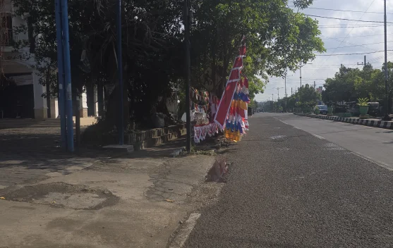 Pedagang Bendera Musiman Mulai Marakkan Jalan Protokol di Sumenep