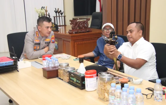 Kapolresta Sumenep Terima Keris Budaya