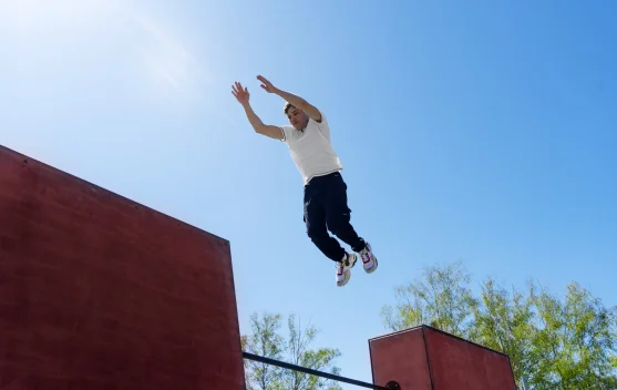 Lansia Singapura Bugar dan Mandiri melalui Komunitas Parkour