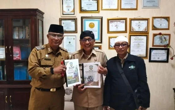 Dari Blangkon ke Dua Buku, Kepala SDN Panaongan III Siapkan Warisan Pendidikan