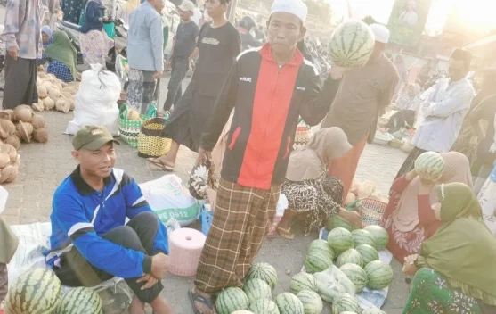 Harga Semangka di Pasar Jangara Turun Jadi Rp4.000