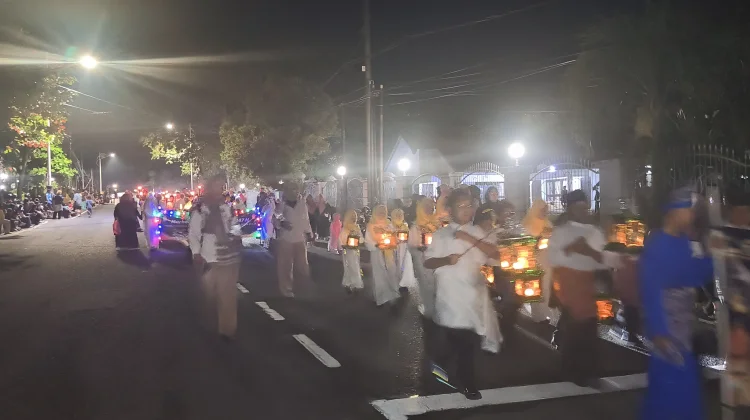 Warga Sungailiat Ramaikan Pawai Tanglong Perdana Sambut Ramadan