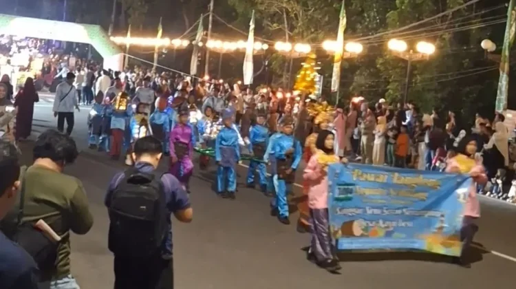 Antusias Masyarakat Saksikan Pawai Tanglong Menyambut Ramadan