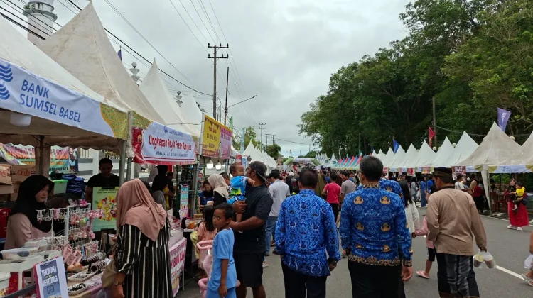 Hari Pertama Puasa, Warga Sungailiat Berburu Takjil