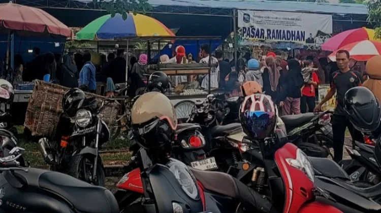 Pasar Ramadan di Orom Sungailiat Sarat Pengunjung