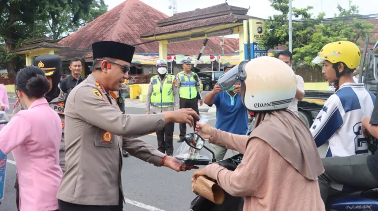 Polresta Pangkalpinang Bagikan Paket Takjil, Sekaligus Edukasi Keselamatan