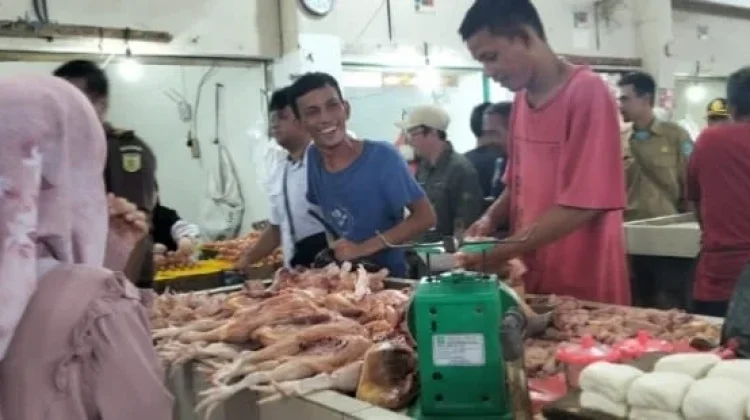 Sepekan Ramadan, Harga Ayam Pasar Sungailiat Kisaran Rp42–45 Ribu