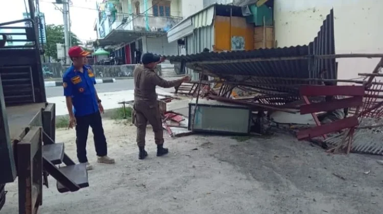 Satpol-PP Bangka Tertibkan Bangunan Liar di Pasar Mambo