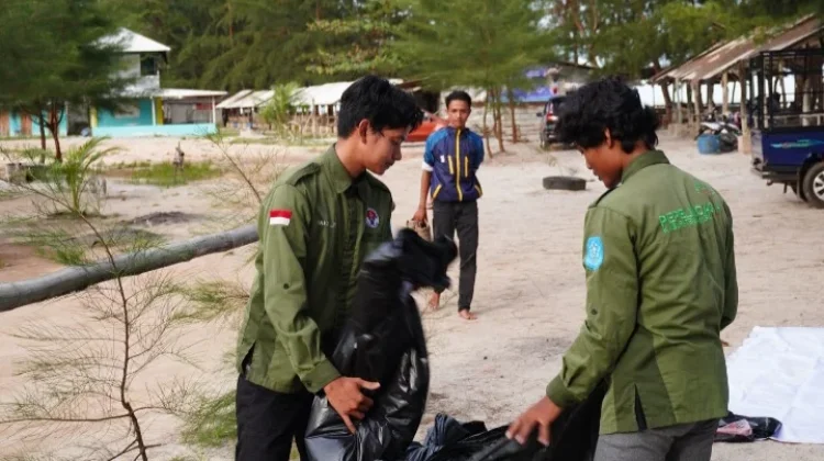 'Clean Up' Sampah di Pesisir Pantai Koala Kabupaten Bangka