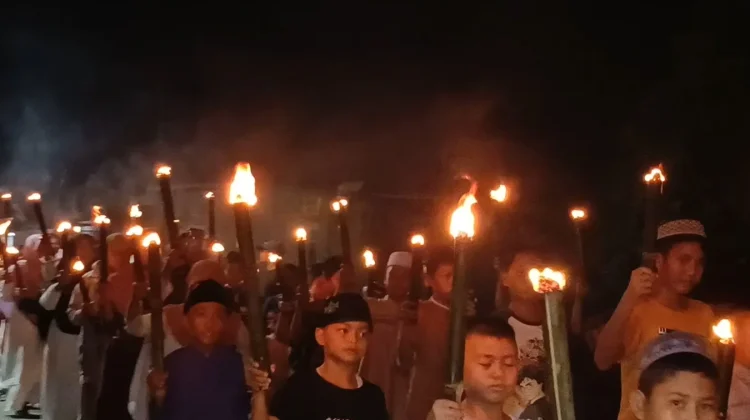 Ratusan Warga Arung Dalam Meriahkan Pawai Obor Ramadan