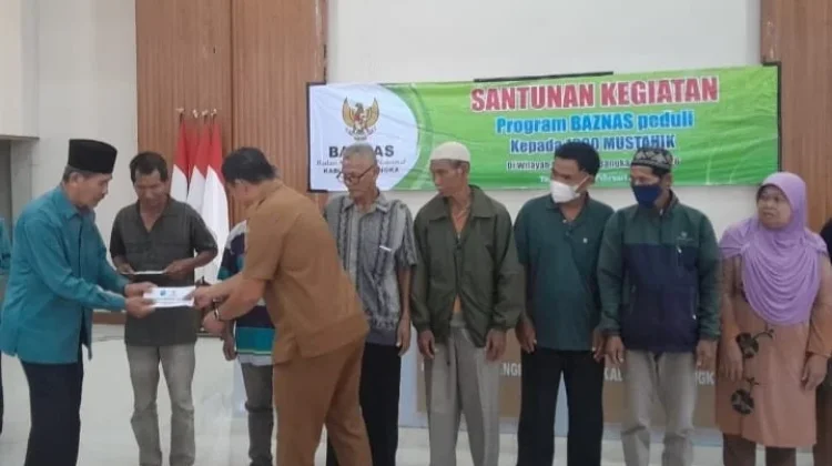 Baznas Bangka Salurkan Santunan Rp300 Ribu kepada Mustahik