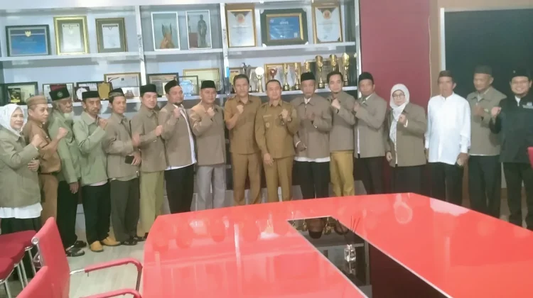 Program Natak Masjid MUI Bangka Berikan Buku Fatwa dan Pembinaan Umat
