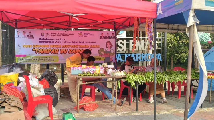 Tukar Sampah dengan Sayur di Posko Ramadan Fair DLH Bangka