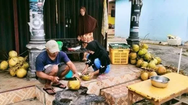 Pedagang Musiman Kelapa Muda Raup Peluang saat Ramadan