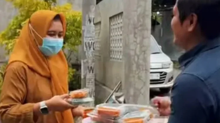 Merawat Kearifan Lokal dengan Berbagi Takjil Pererat Silaturahmi