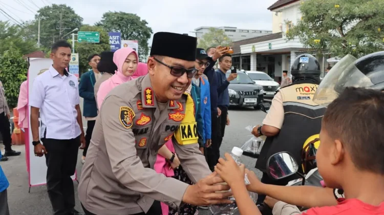 Polresta Pangkalpinang Gandeng Mahasiswa, Bagi Takjil Edukasi Lalu Lintas