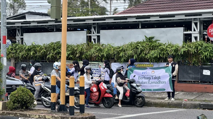 DWP LPP RRI Sungailiat Bagikan Takjil Gratis Ramadhan - RRI.co.id