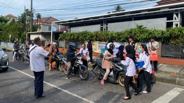 Warga Sungailiat Sambut Antusias Takjil Gratis DWP RRI