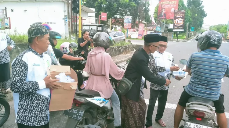 Paguyuban Sedulur Rantau Cirebon Bangka Bagikan Seribu Takjil