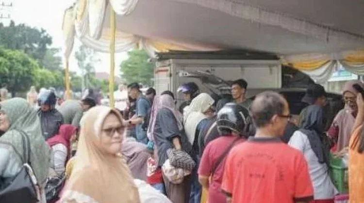 Ratusan Warga Serbu Sembako Murah di Koba