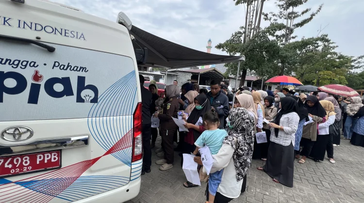 Antusias Warga Sungailiat Tukar Uang di Taman Kota