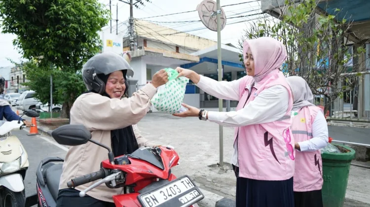 PLN UIW Babel Gelar Aksi Srikandi Berbagi Takjil Gratis
